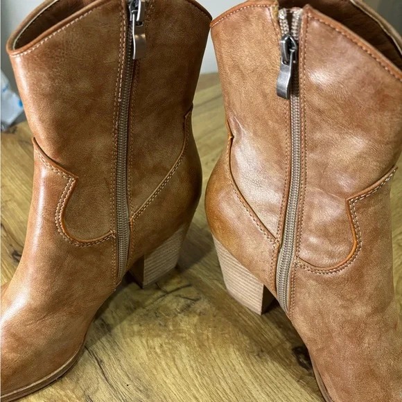 BEAST FASHION Brown Leather Western Ankle Boots with Silver Toe Caps - Picture 2 of 8